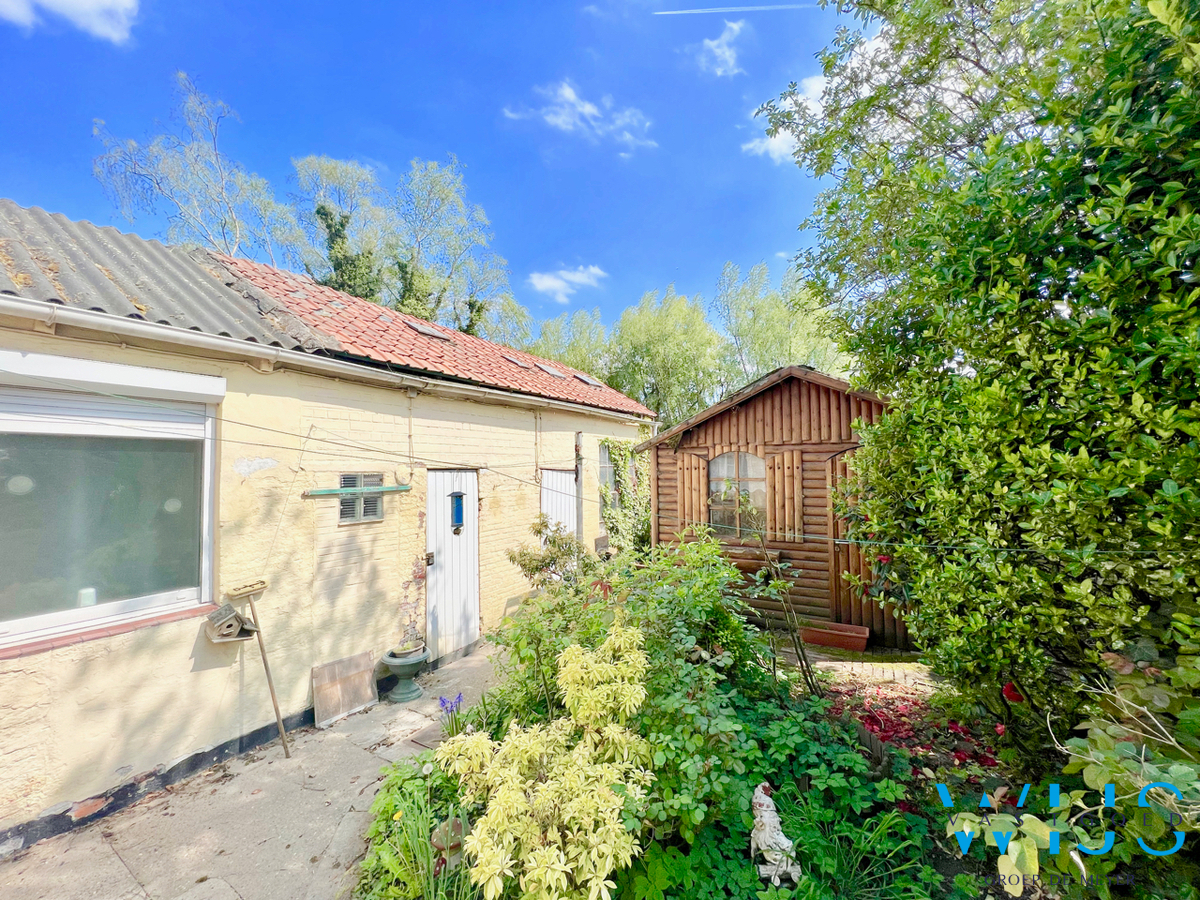 Te renoveren woonhuis op een zeer rustige ligging te Zelzate ! 