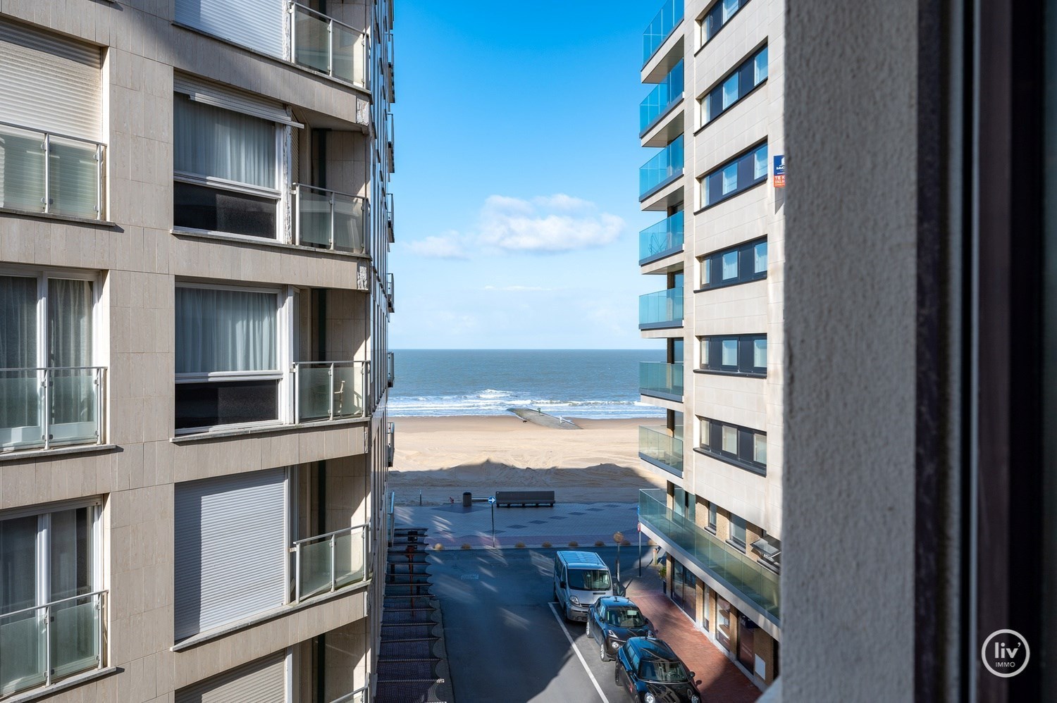 Très bel appartement rénové avec 3 chambres à Knokke-Zoute avec vue partielle sur la mer. 