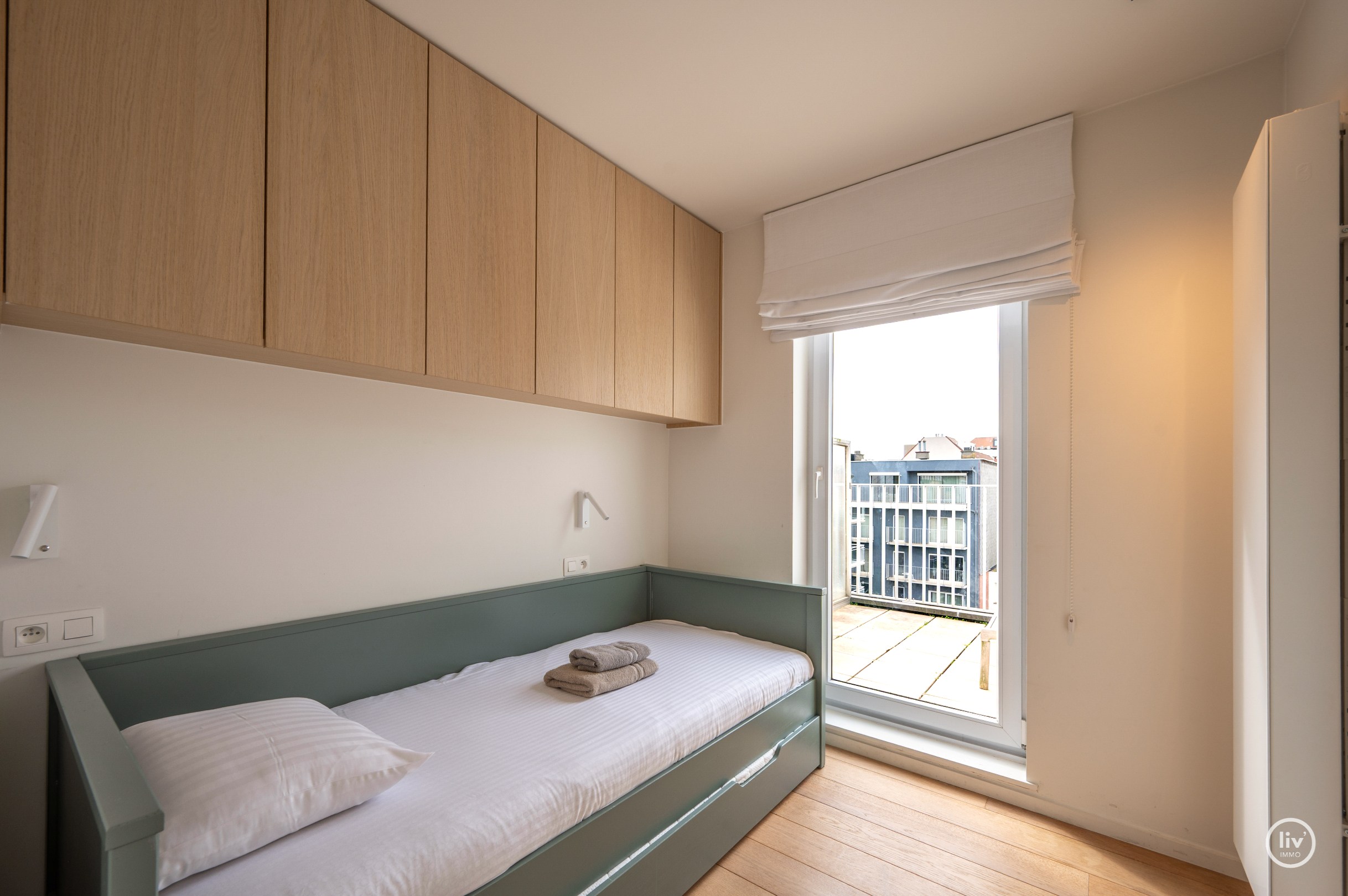 Prachtig gerenoveerd appartement met 2 slaapkamers gelegen in een zijstraat van de zeedijk en op wandelafstand van het Driehoeksplein. 