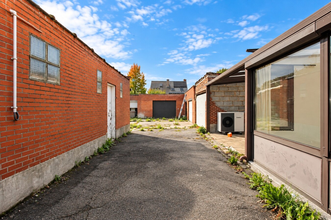 Te koop: Rustig gelegen halfopen bebouwing met 4 slaapkamers, 4 garages en ruime tuin in Sint-Niklaas 