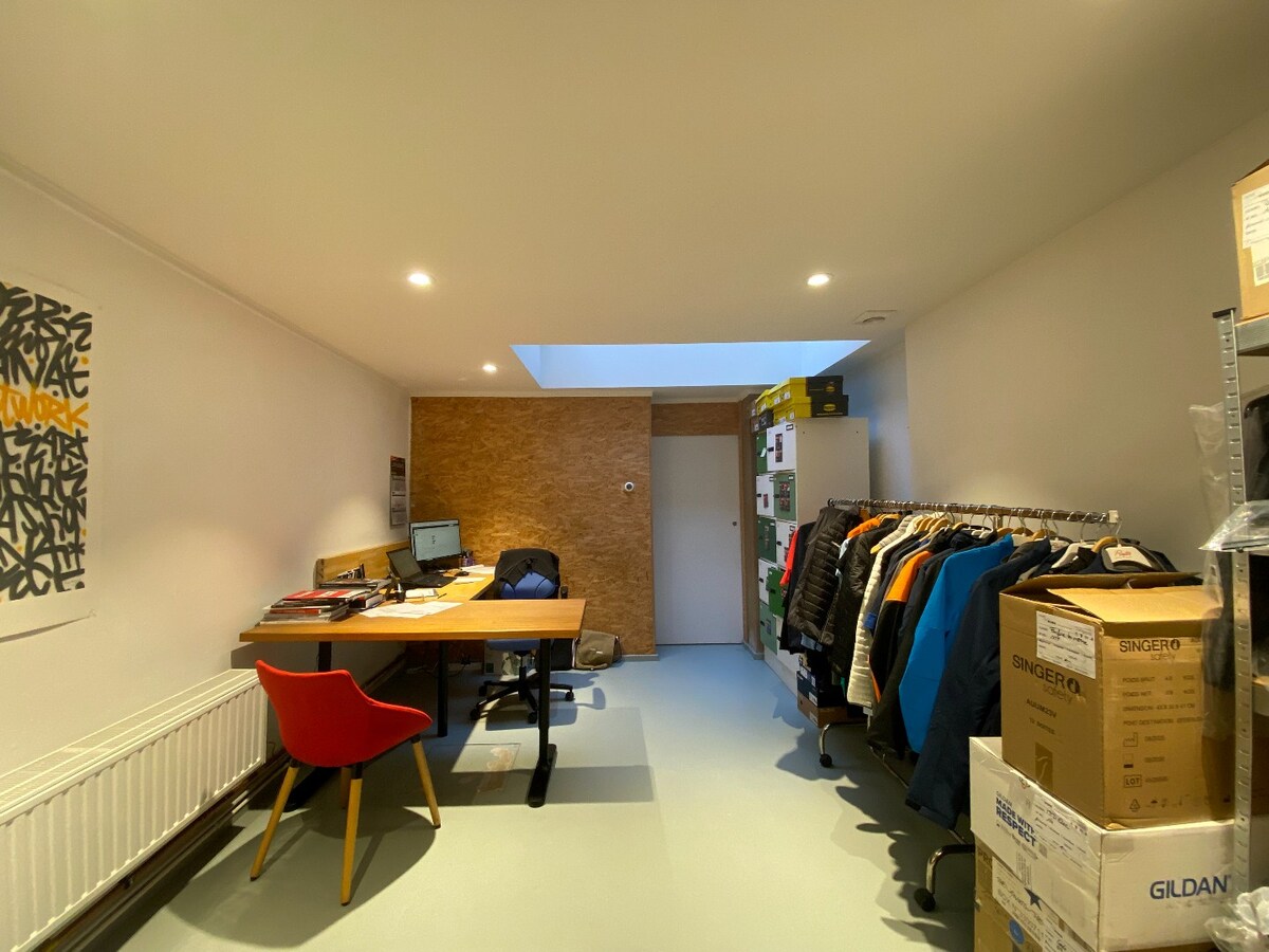 À Tournai : surface commerciale de ±136 m². Excellente visibilité ! 