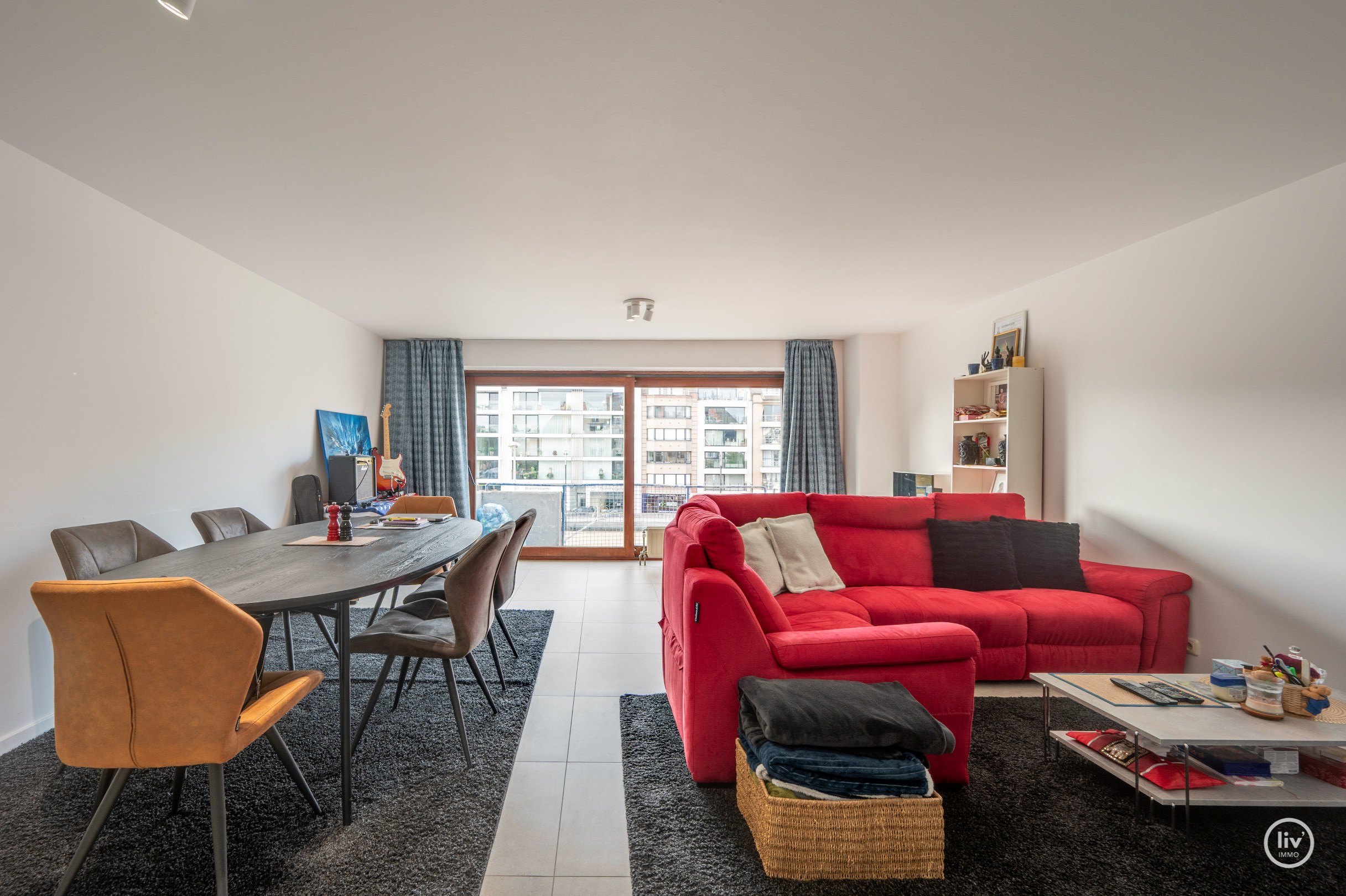 Uiterst lichtvol appartement met twee slaapkamers op het Alfred Verweeplein. 