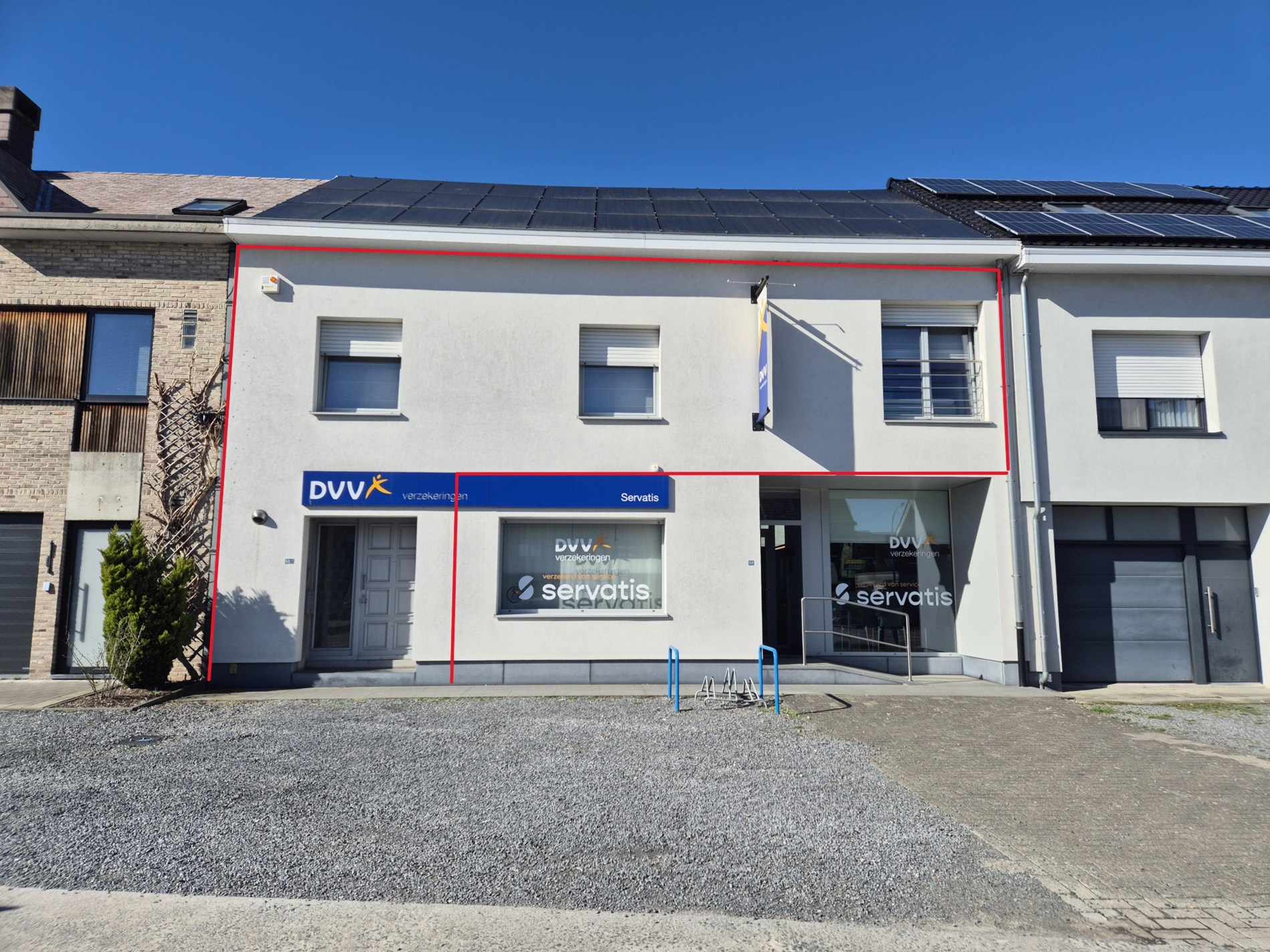 Appartement op eerste verdieping met groot terras. 