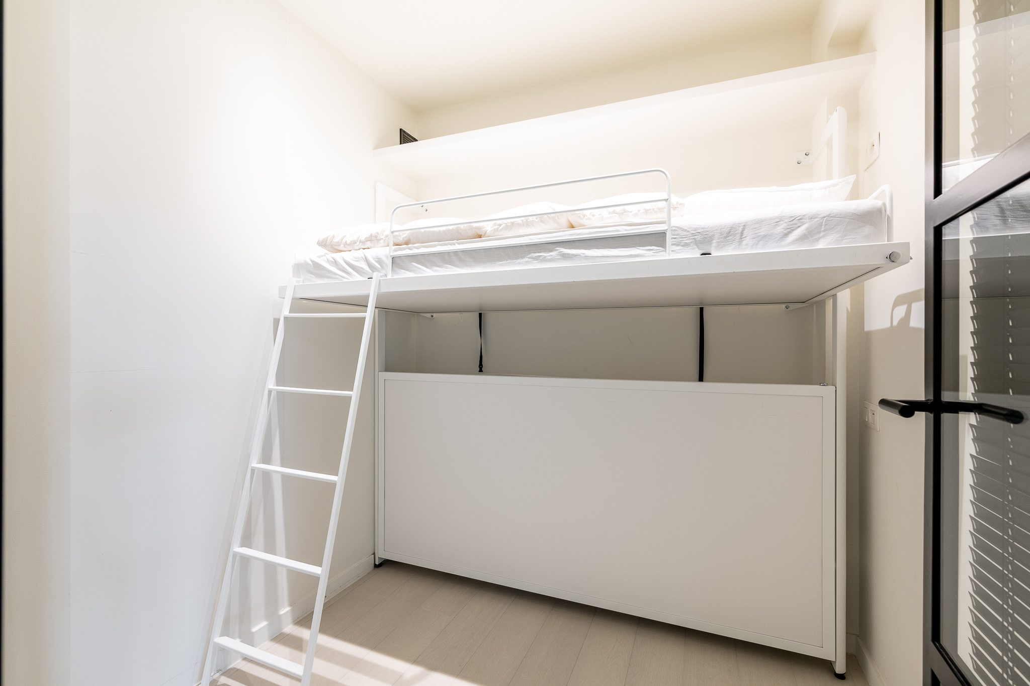 Appartement rénové avec style, offrant une vue latérale sur la mer, au cœur du Zoute. 