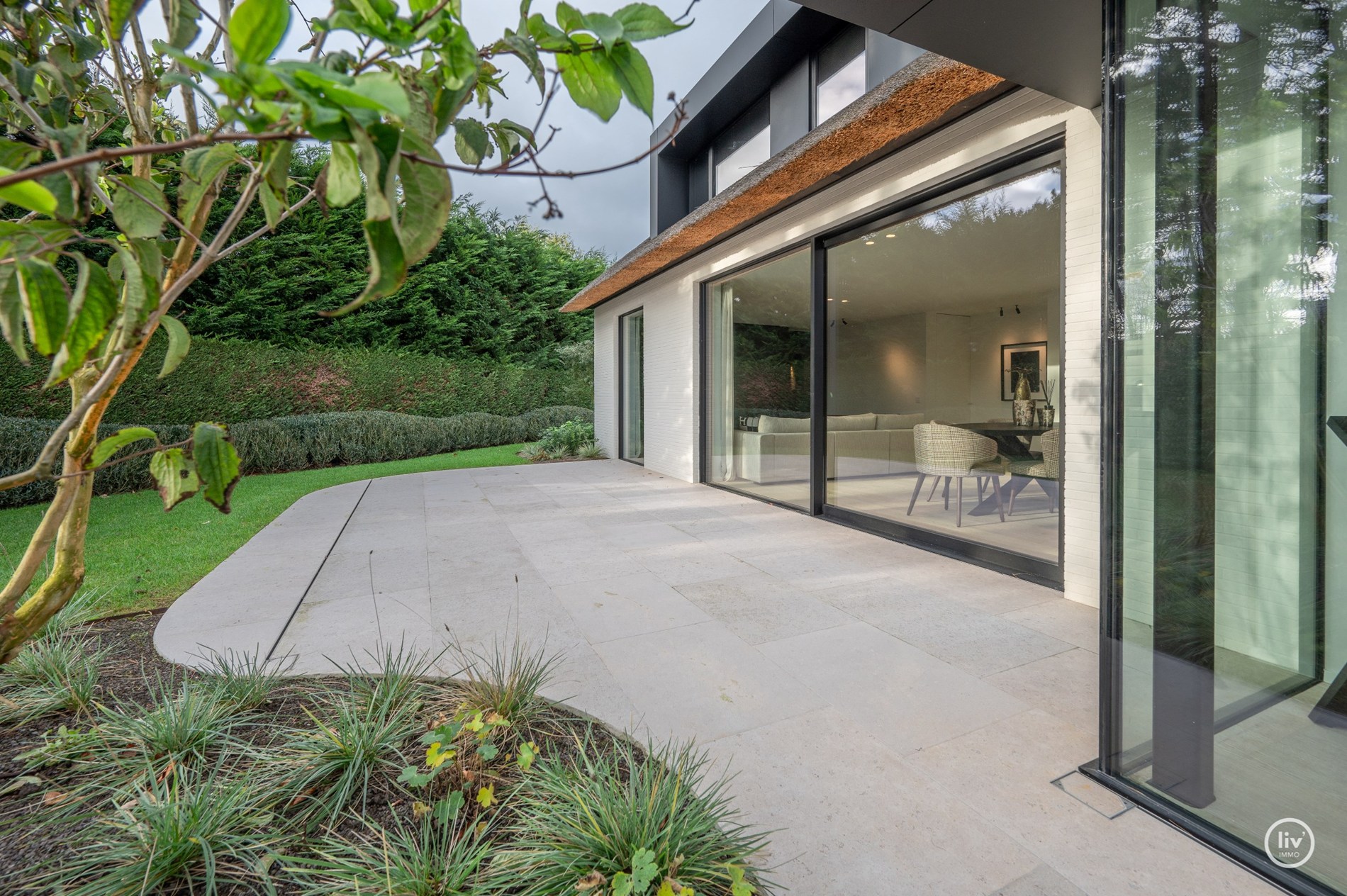 Superbe villa charmante, entièrement rénovée et joliment située dans un quartier résidentiel calme à proximité du centre de Knokke. 