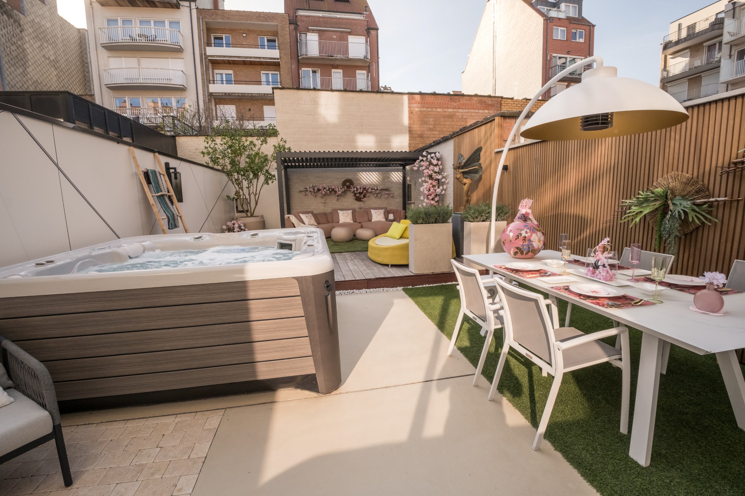 Dans un emplacement de choix, à quelques pas de la mer, se trouve cet appartement exclusif de plain-pied avec un jardin exceptionnellement spacieux et ensoleillé. Une combinaison rare de vie privée, d 