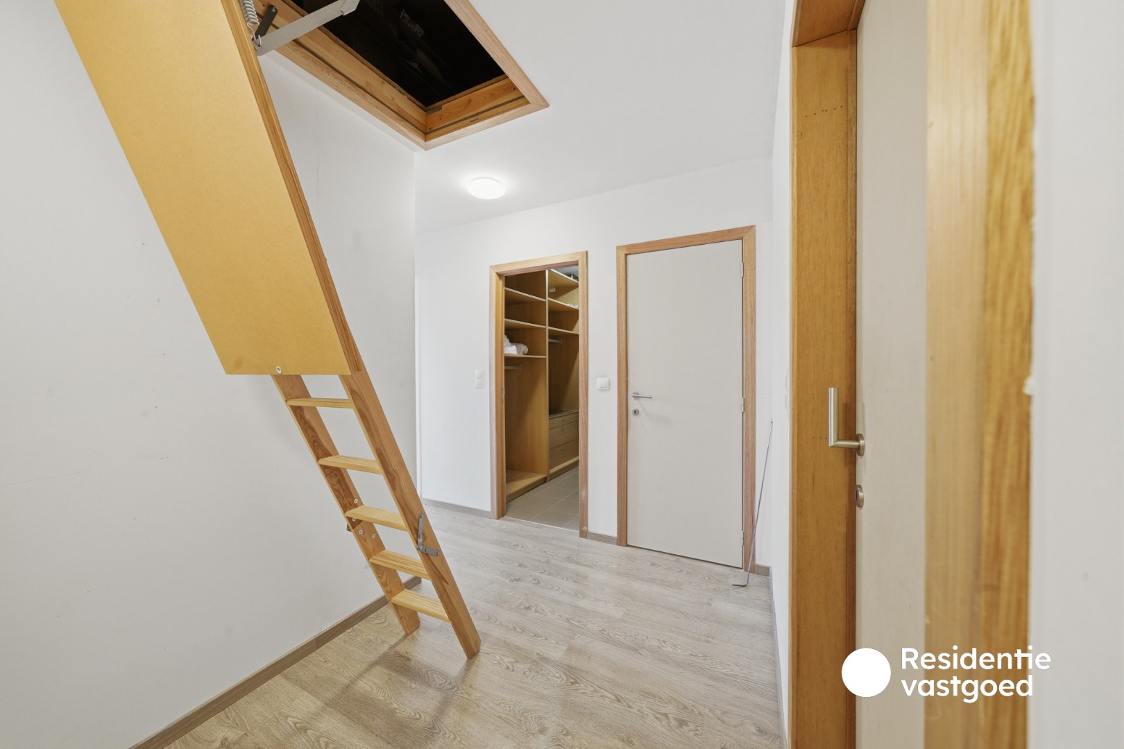 Recente en instapklare woning met 3 slaapkamers, garage en tuin te Zandvoorde! 