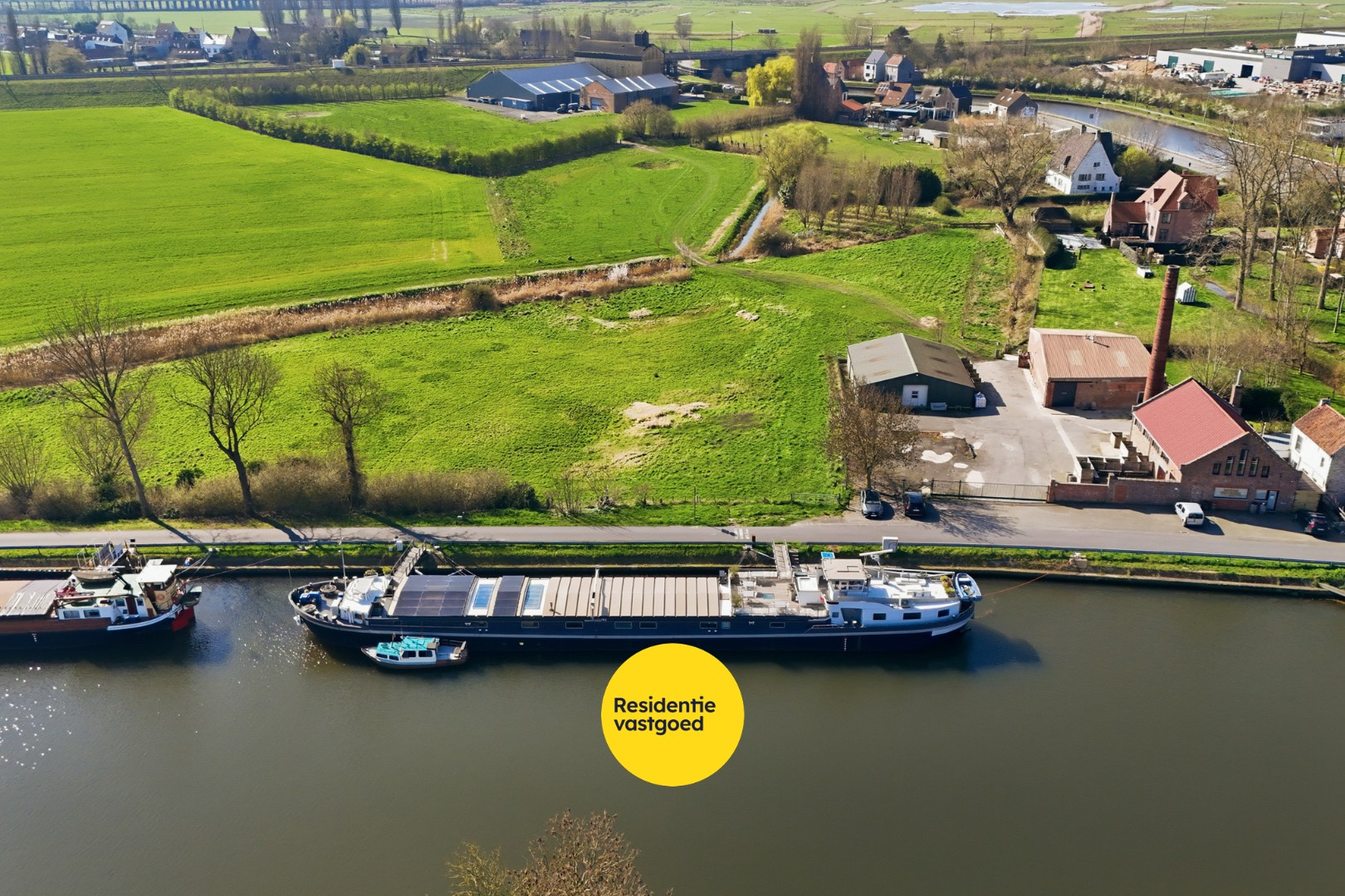 Unieke woonboot met B&amp;B en vergunde ligplaats in Plassendale 