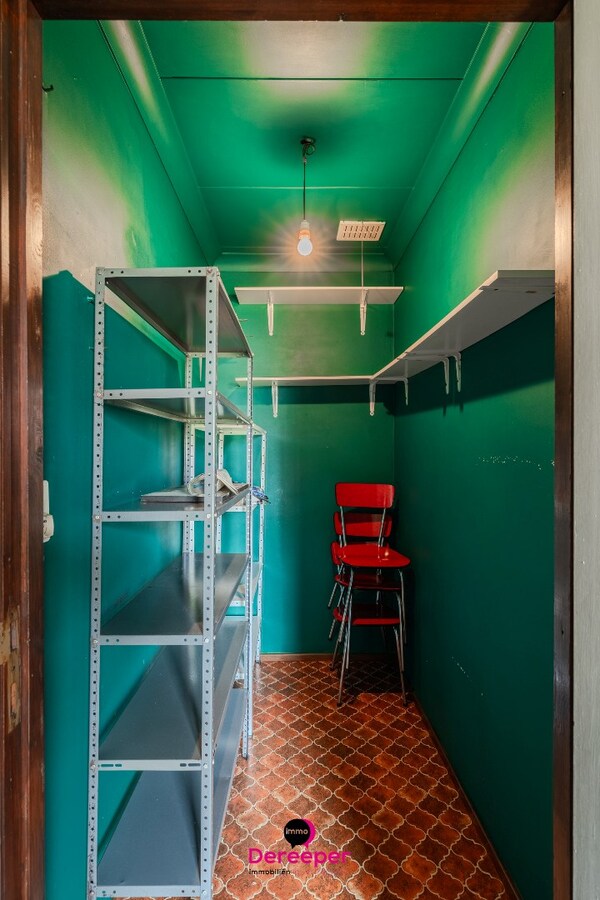 Te renoveren bungalow op ruim perceel van 678 m² 