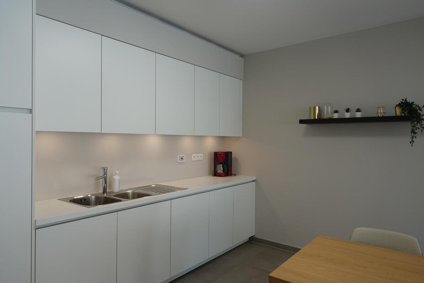 Hoek-assistentiewoning in nieuwbouwresidentie 