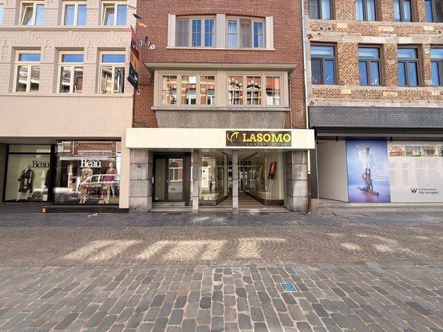 Handelspand te huur op toplocatie in het centrum van Maaseik. 