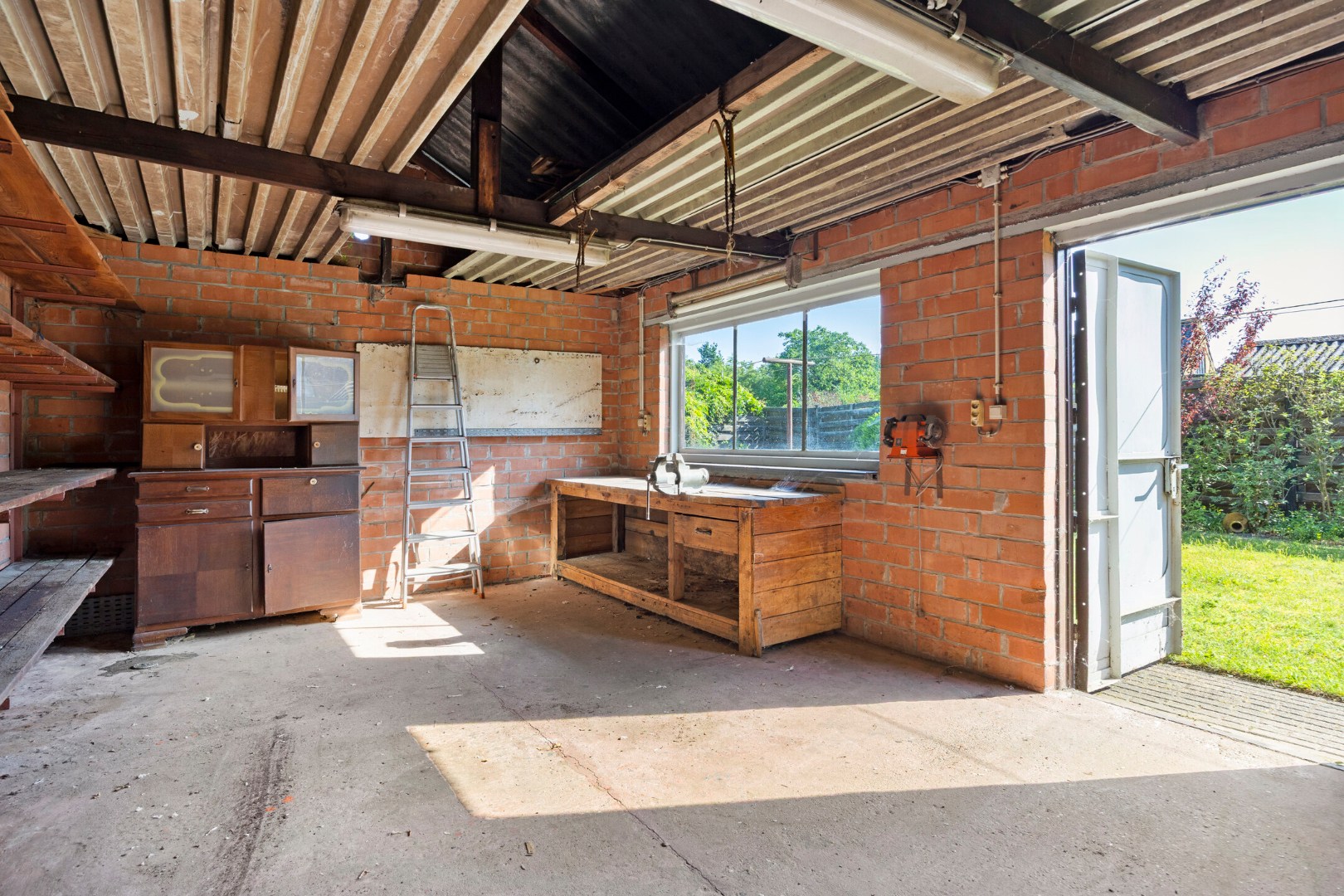 Halfopen bebouwing met 3 slpk., ruime tuin en garage in Mol 