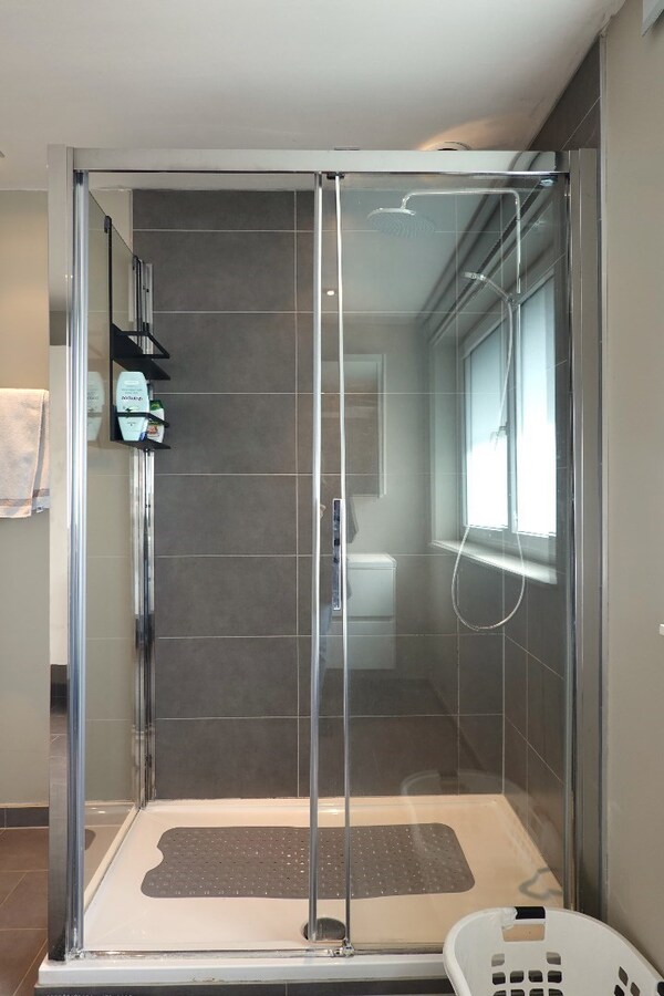 Winkelruimte met woonst op een vlotte bereikbaarheid met prachtig uitzicht te Roksem 