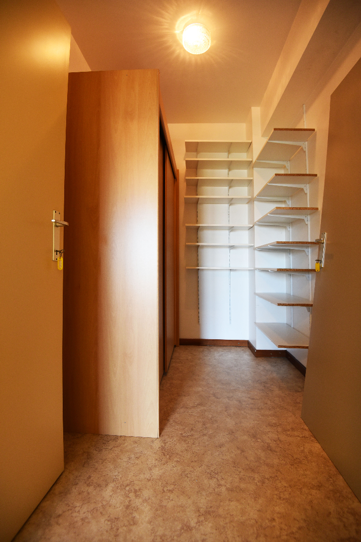 Gerenoveerd appartement met 2 slpks en autostaanplaats te Eeklo 