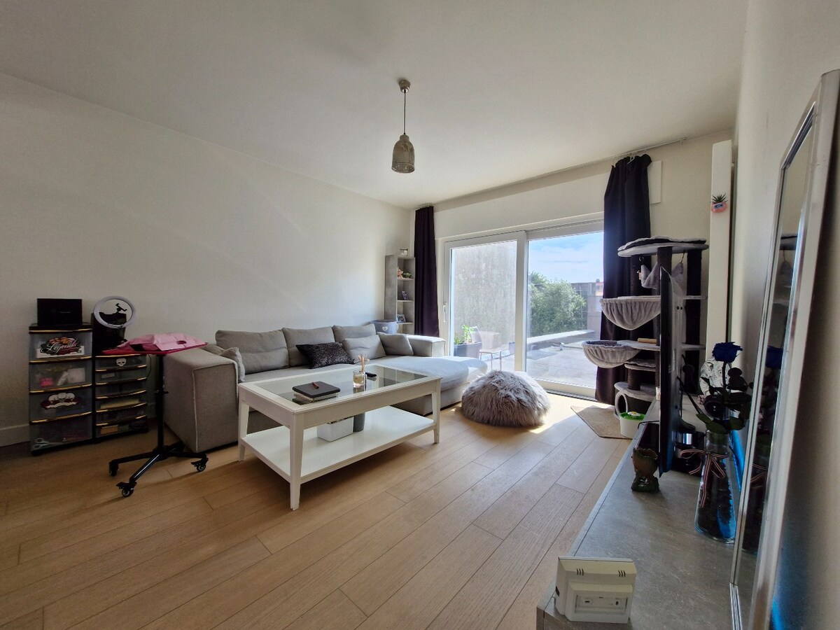 Ruim duplex-appartement met 2 slaapkamers en 2 badkamers op centrale ligging. 