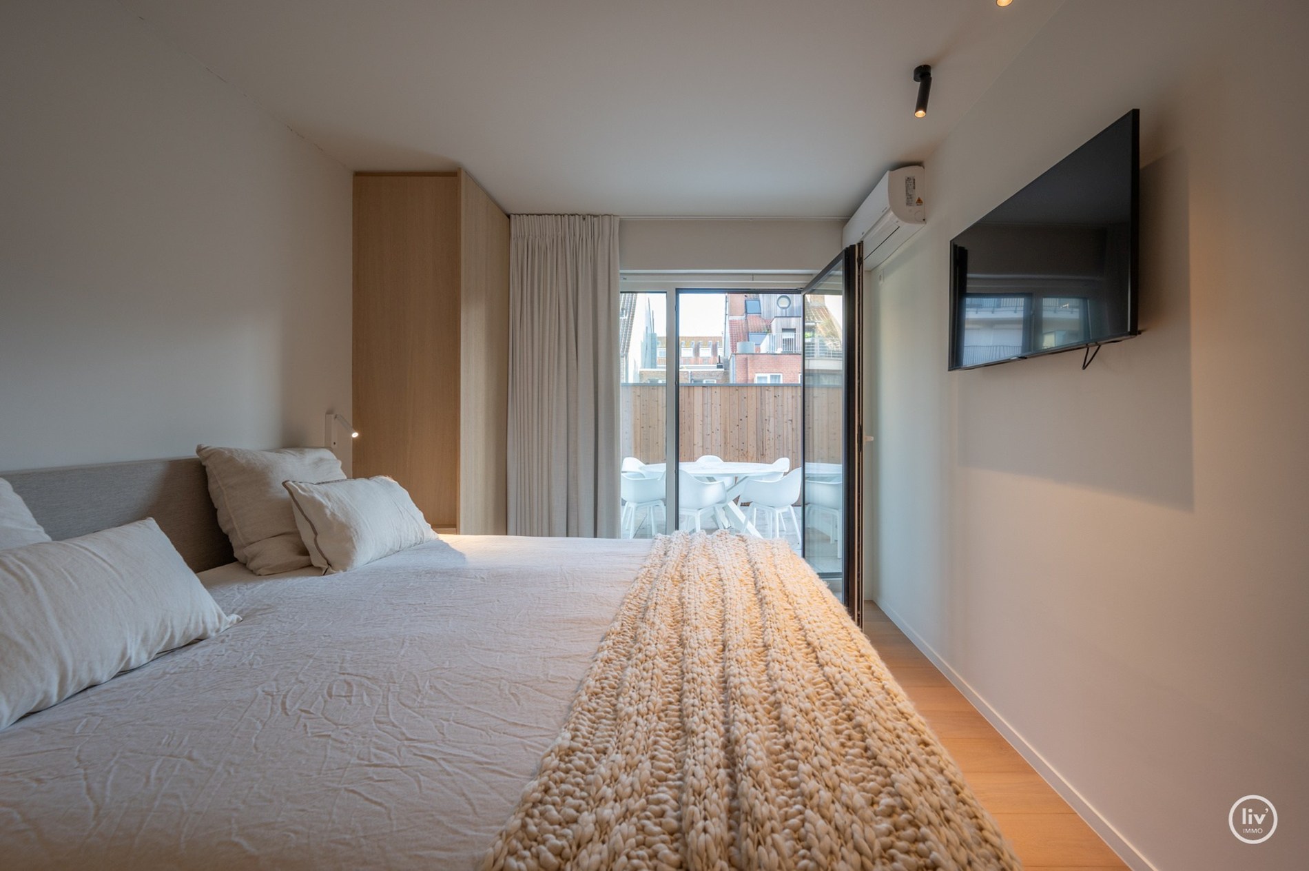 Prachtig ruim 2 slaapkamerappartement met mooie gevelbreedte en groot zonneterras op een topligging vlakbij de Dumortierlaan te Knokke. Garage mogelijk in het gebouw. 