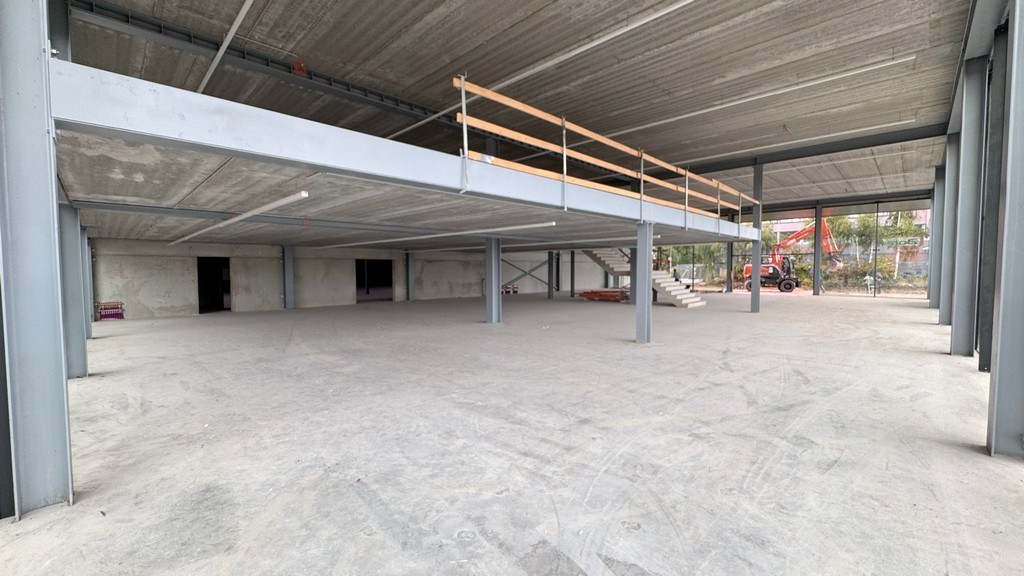 Nieuwbouw showroom met magazijn te huur aan A12 in Aartselaar