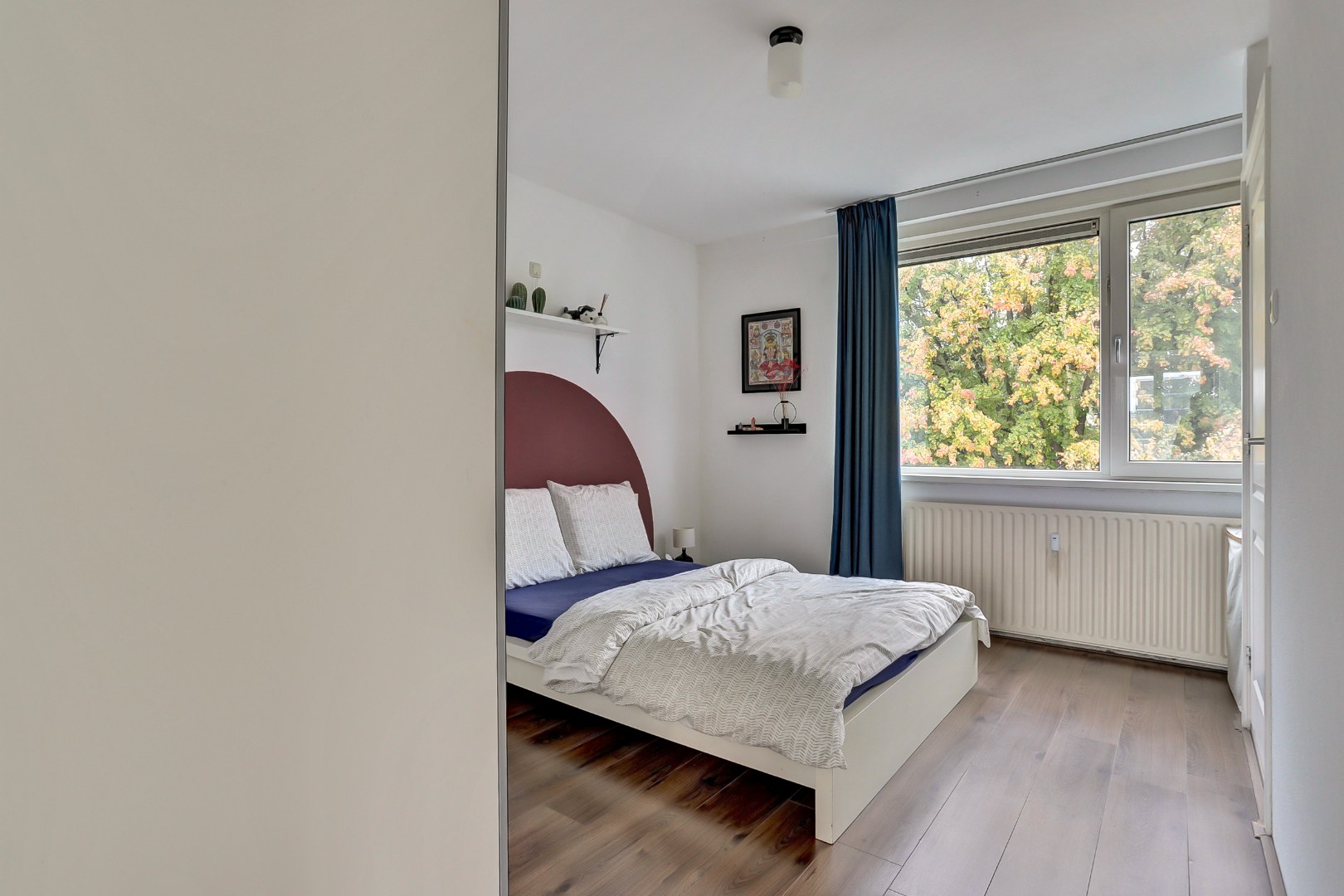 Instapklaar 3 (voorheen 4) kamer appartement op de vierde verdieping met moderne keuken en badkamer, balkon op het zuiden en berging in de onderbouw. 