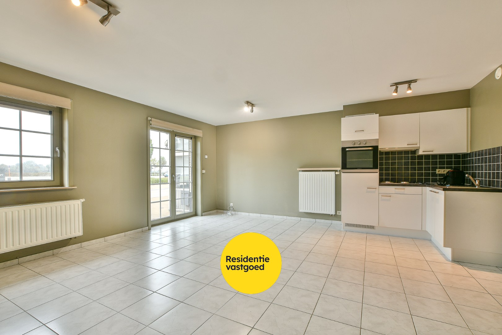 Modern gelijkvloers appartement met 2 slaapkamers– op slechts 500m van strand en zee! 