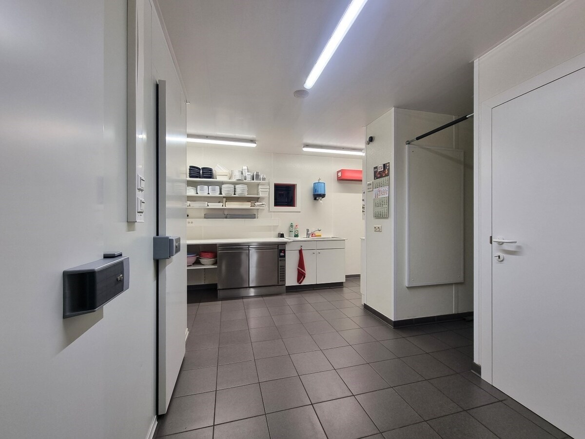 Handelszaak (hoekligging) op absolute topligging in Heist 