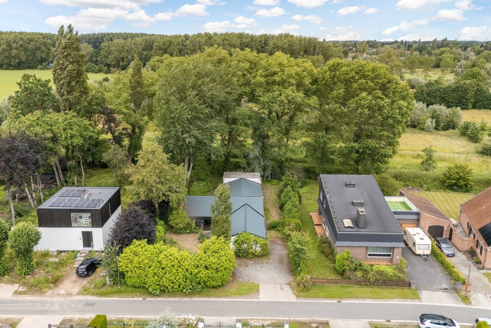 Seventies bungalowvilla met renovatiepotentieel op unieke ligging aan natuurgebied 