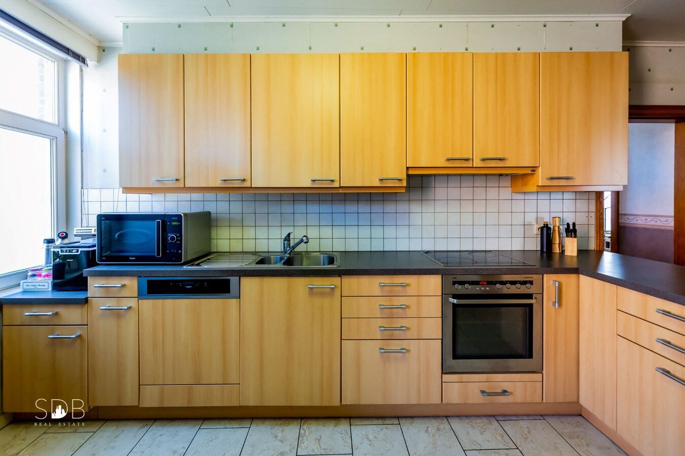 Hedendaagse woning met diverse bijgebouwen op 8.255m² 