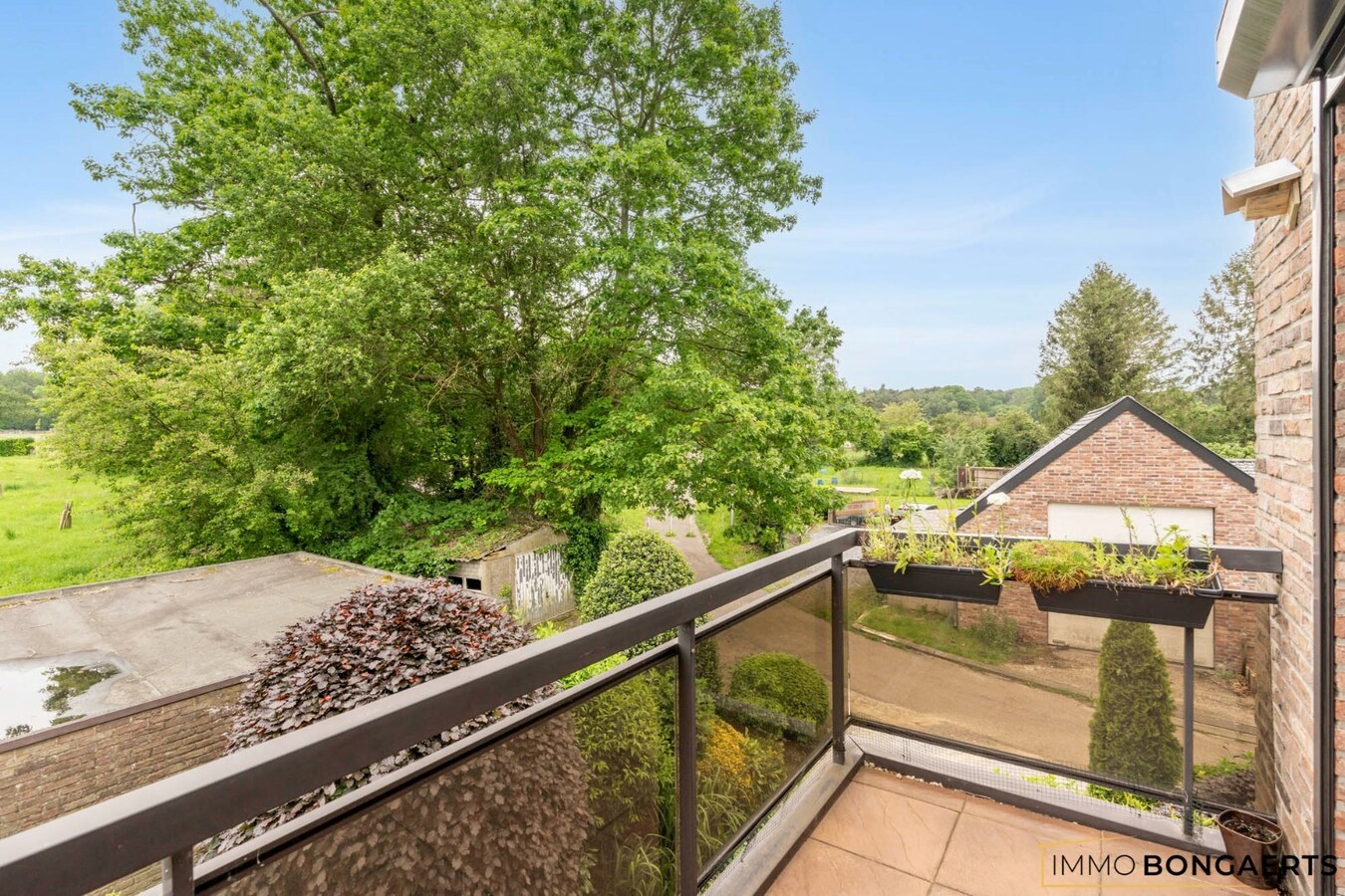 Ruim appartement met 3 slaapkamers en garage. 