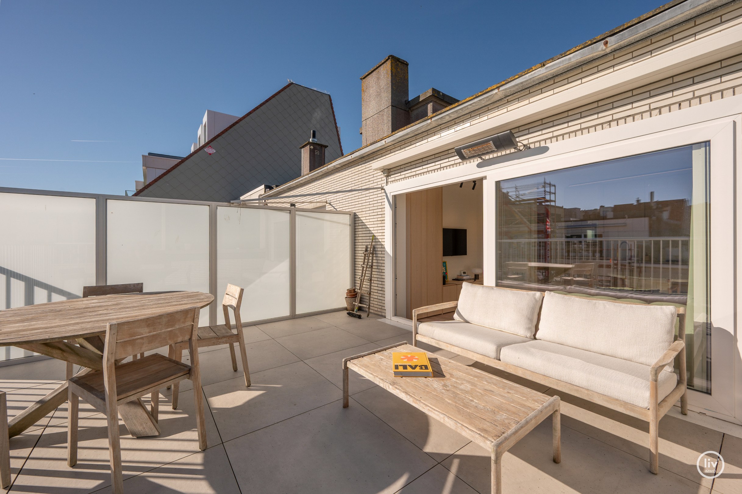 Prachtig gerenoveerd appartement met 2 slaapkamers gelegen in een zijstraat van de zeedijk en op wandelafstand van het Driehoeksplein. 