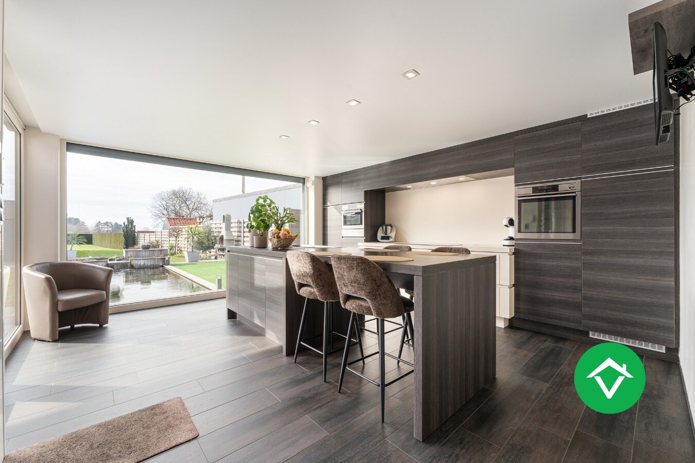 Alleenstaande woning met 4 slaapkamers en garage te Aartrijke 