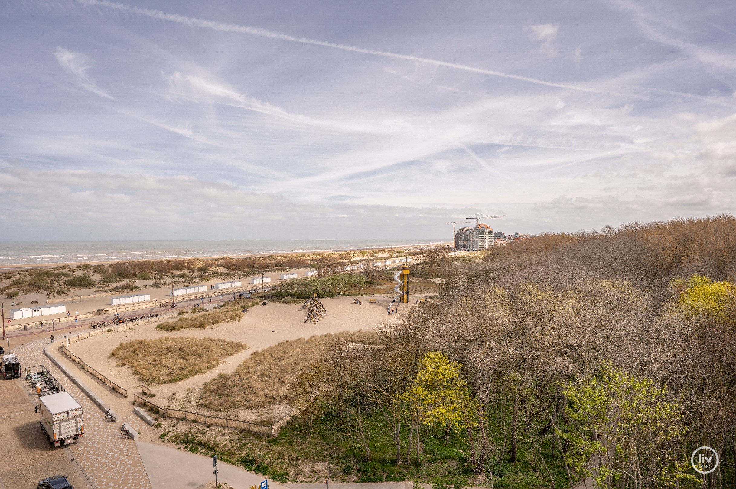 Dit magnifieke duplexappartement combineert uitzonderlijke volumes met adembenemende zichten over zowel de omliggende bossen als de zee. 