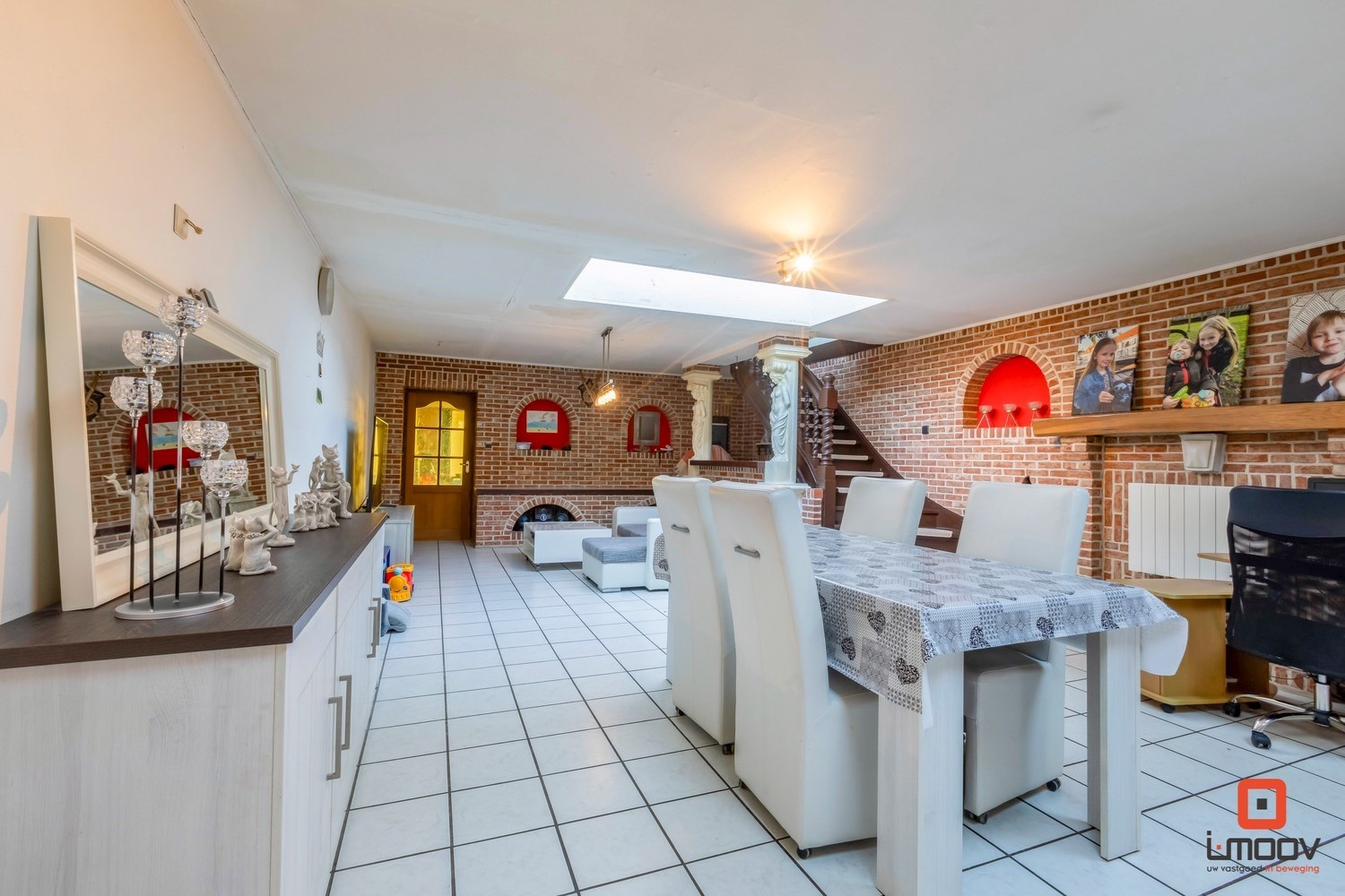 Te renoveren eengezinswoning met voldoende parkeermogelijkheden. 