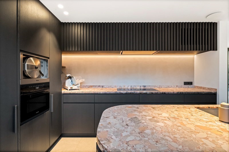 Magnifique villa jumelée récemment rénovée, située au calme entre le centre de Knokke et Le Zoute, avec une parfaite orientation Sud-Ouest. 