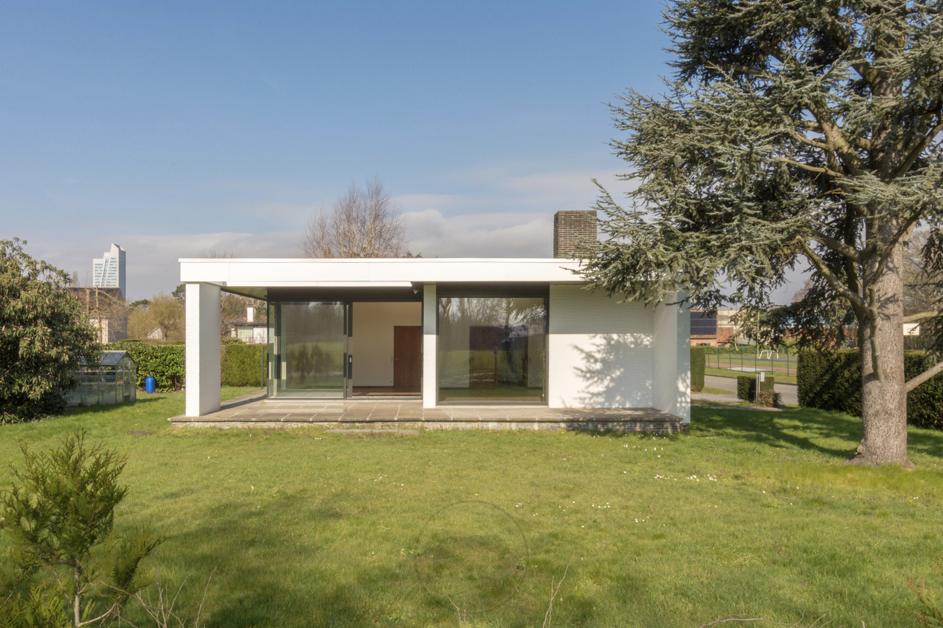 VERKOCHT: Modernistische villa op residentiële ligging te Zwijnaarde 