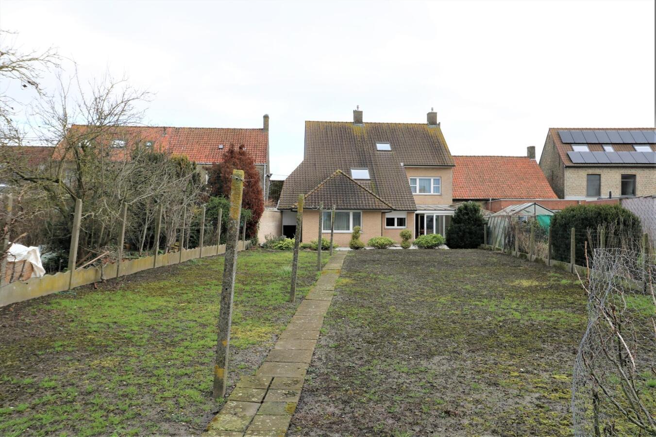 Recente woning met 5 slaapkamers op 698m²  te Alveringem 