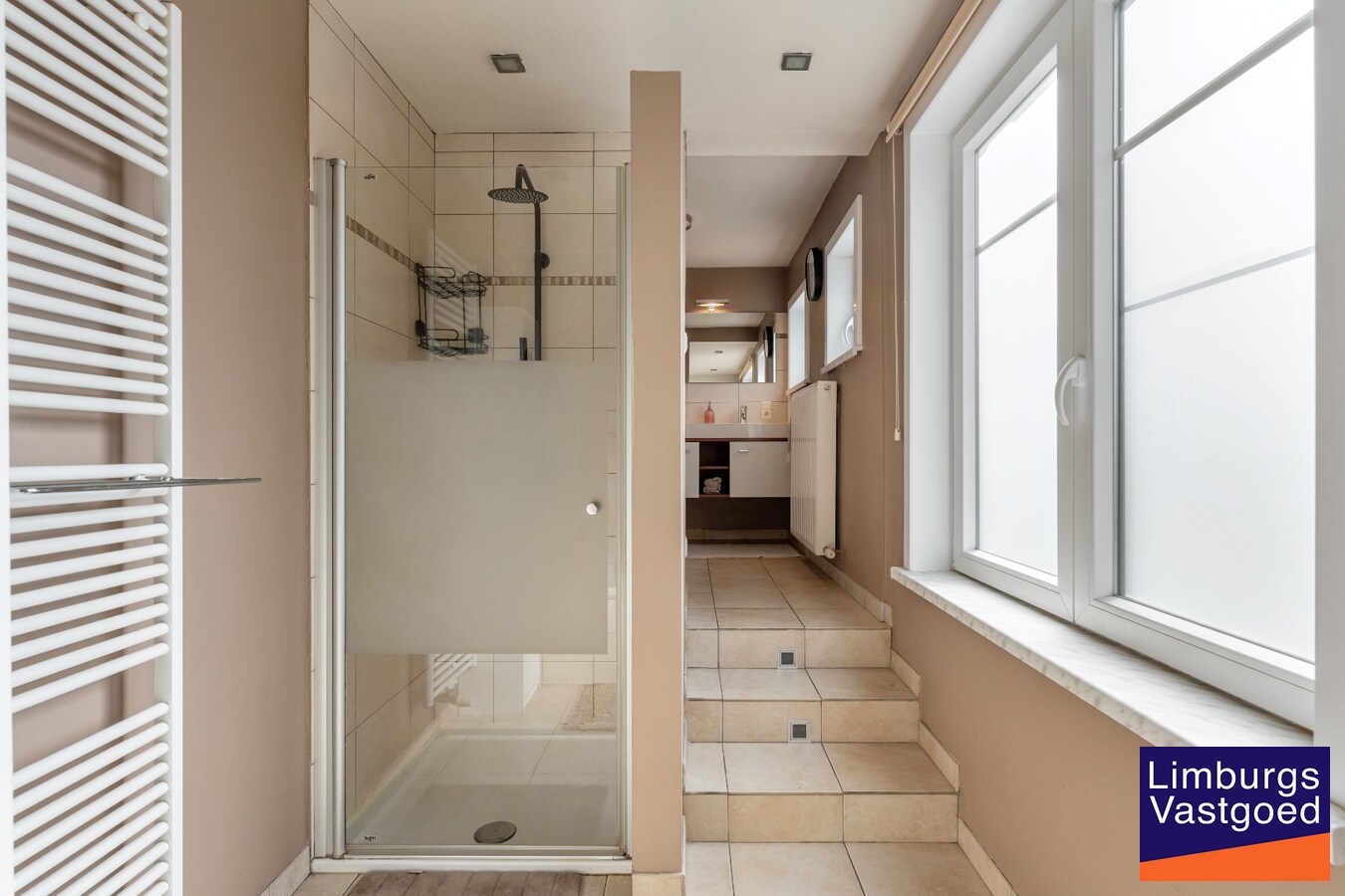 Centraal gelegen woning, 4 slpk, 180 m² bewoonbare oppervlakte, 9a 99ca 