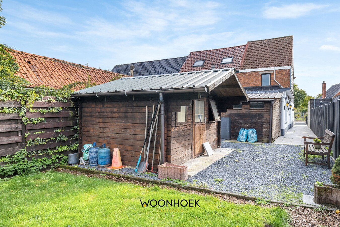 Halfopen bebouwing met 3 slaapkamers &amp; zij-ingang. 