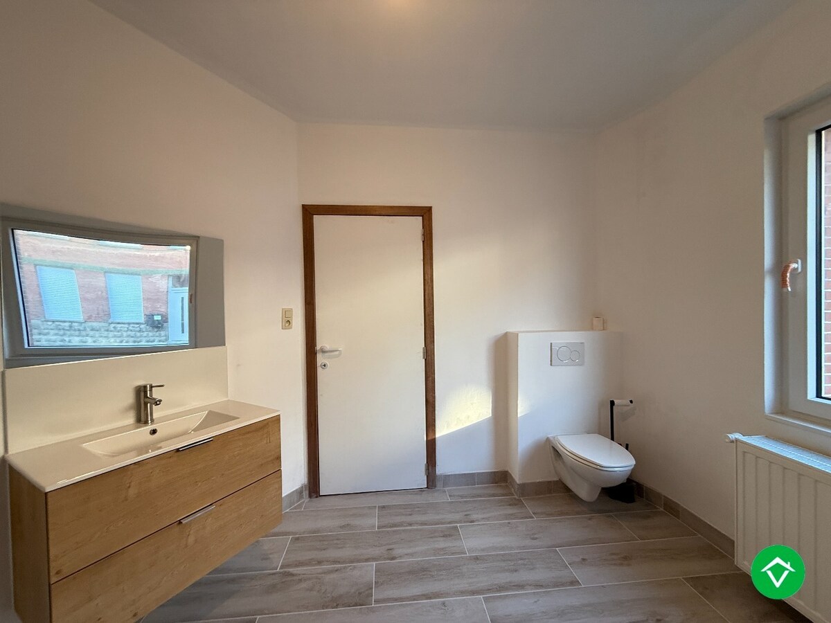 Rijwoning met 3 slaapkamers en koer te centrum Eernegem 