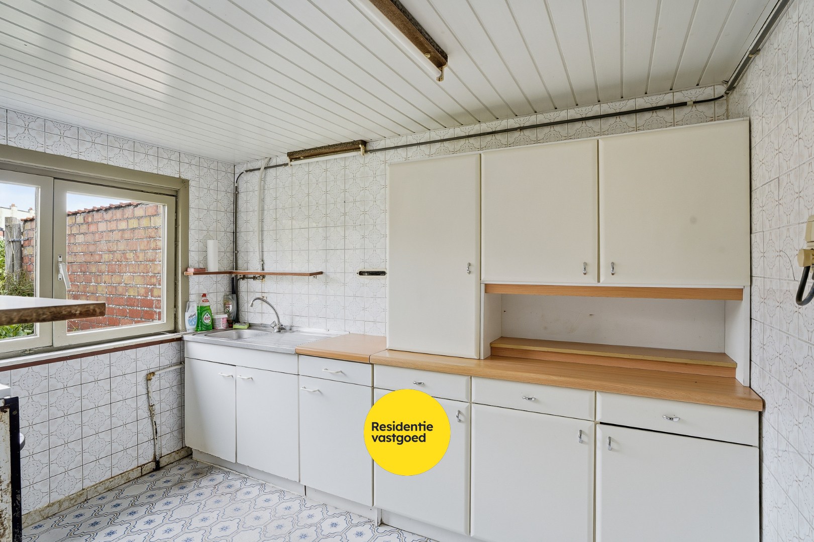 Te renoveren halfopen woning met tuin en oprit/garage 