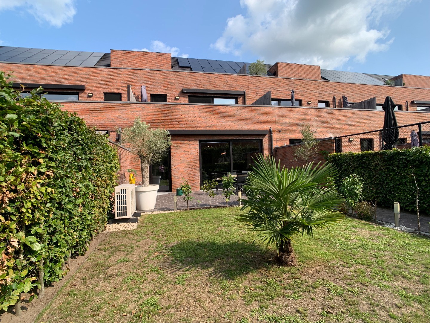 Recent gelijkvloers appartement met tuin, 2 slaapkamers en dressing 