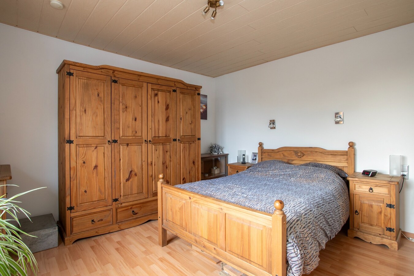 Vrijstaande, goed onderhouden woning met inpandige garage en multifunctionele ruimte, gelegen op een perceel van 312 m2. 