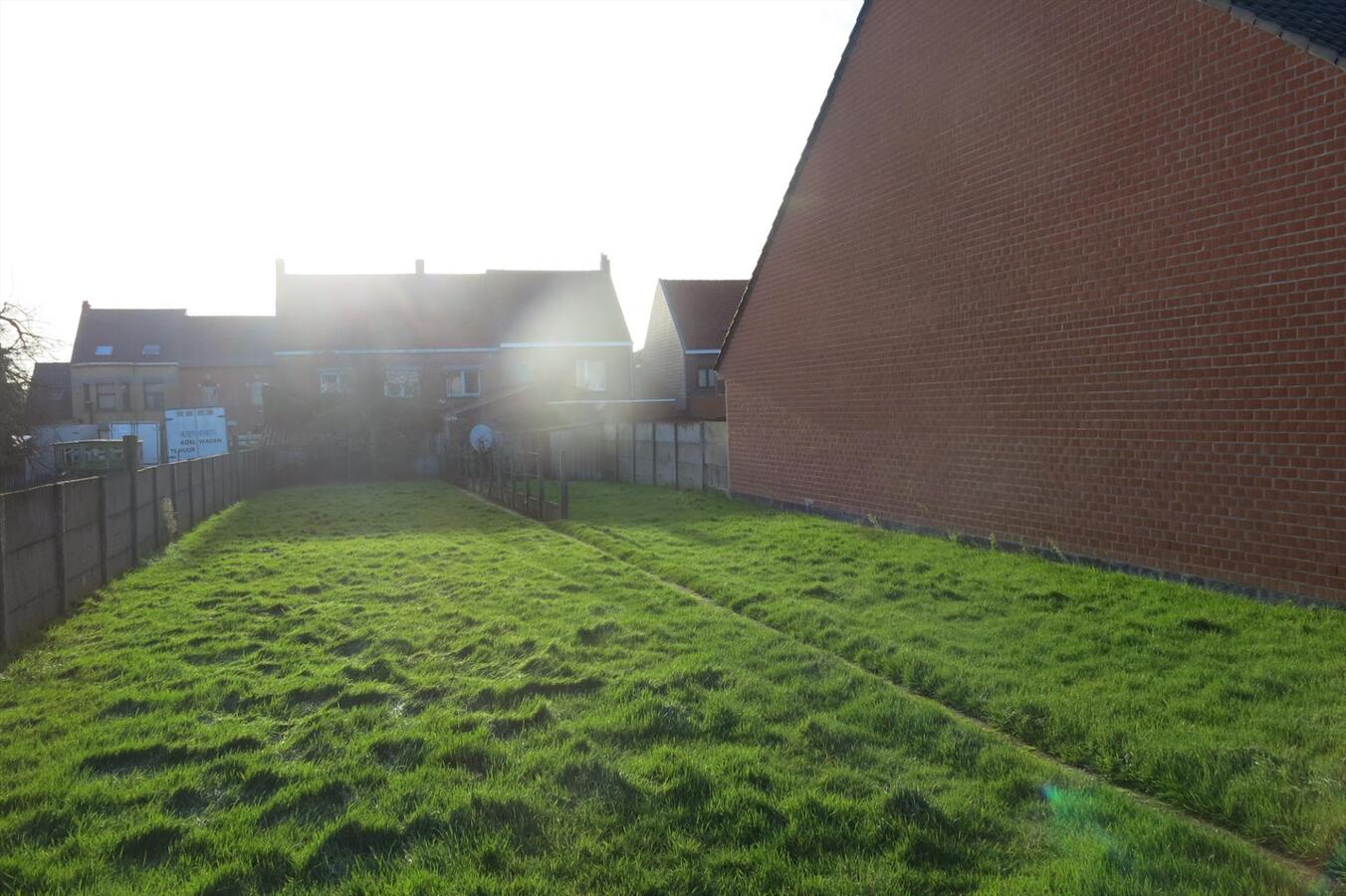 Degelijke ruime woning met garage en tuin op 390m² 