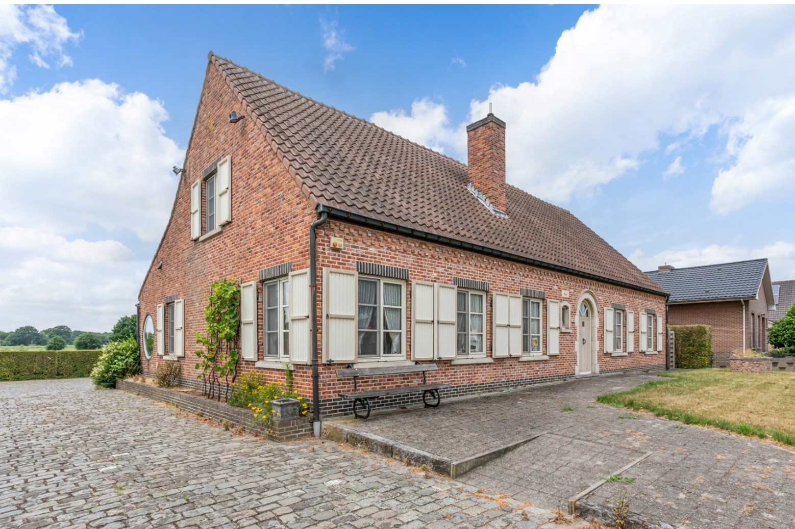 Ruime gezinswoning met 5 slaapkamers en 319 m² bew. opp. te Westerlo! 