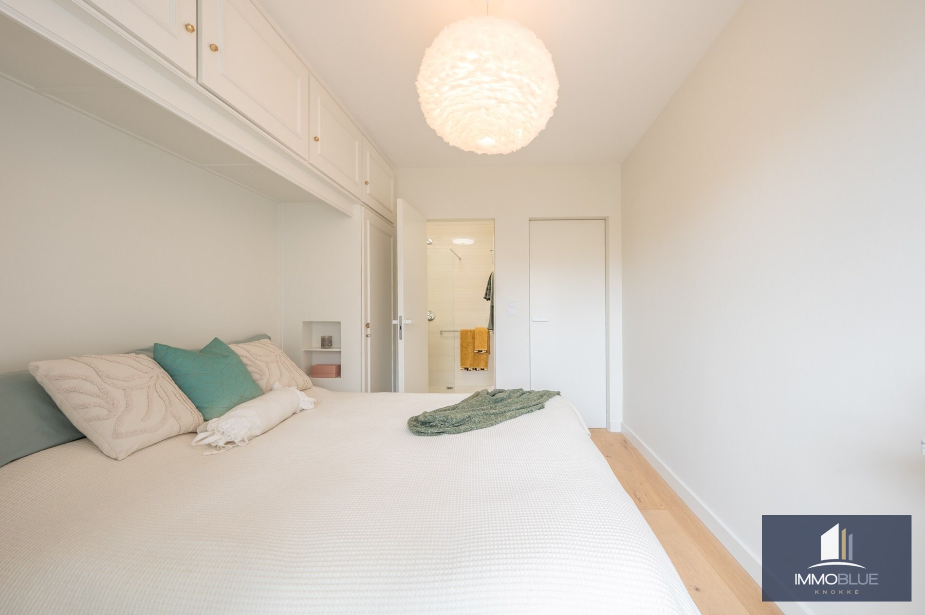 Stijlvol en volledig gerenoveerd appartement op wandelafstand van zee en het commerciële centrum. 