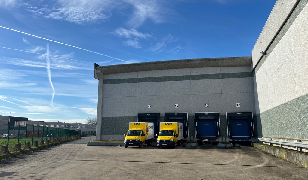 Logistieke loodsen met laadkades te huur in Sint-Niklaas