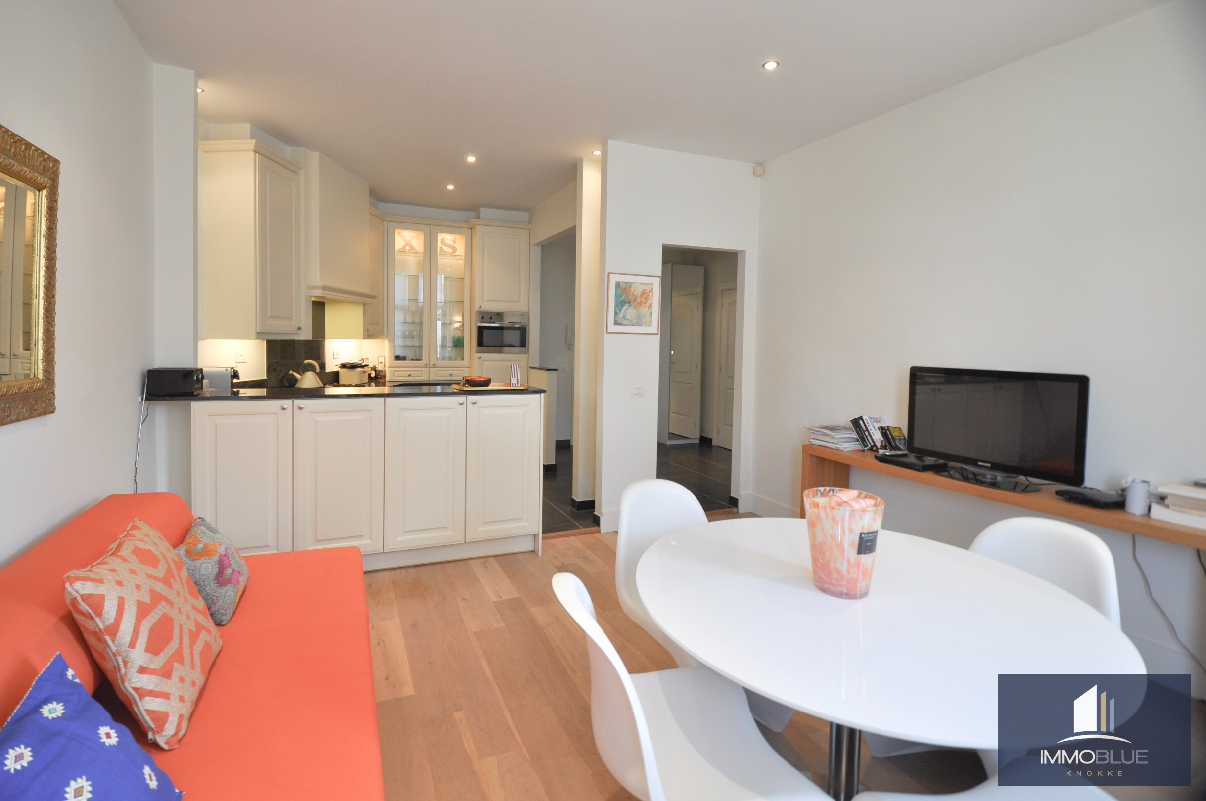 Sfeervol appartement gelegen in een iconische residentie op enkele stappen van het Albertplein.. 