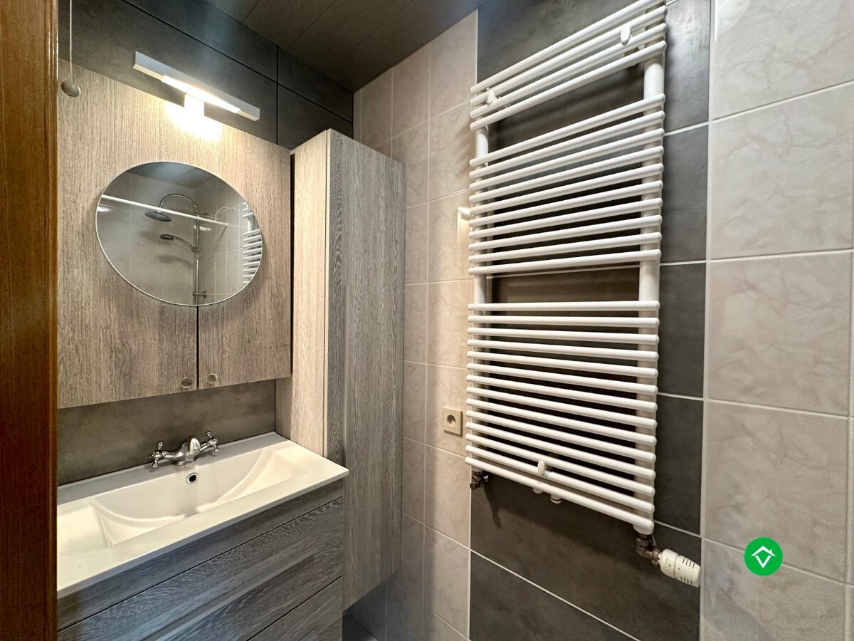 Ruim duplexappartement met terras en garage nabij centrum Roeselare 