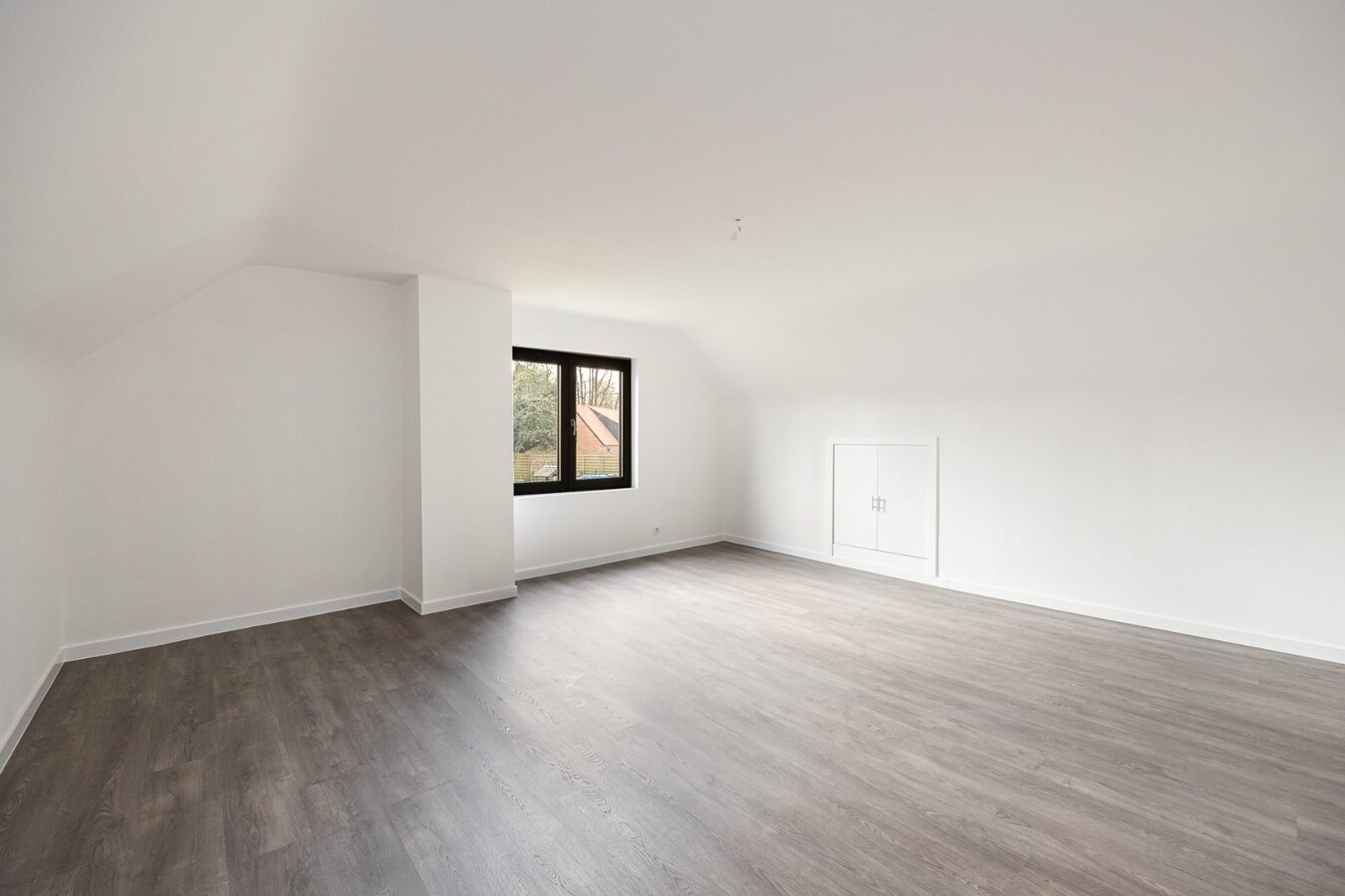 Landelijke, gerenoveerde woning met 4 slaapkamers op perceel van 2.322 m² 