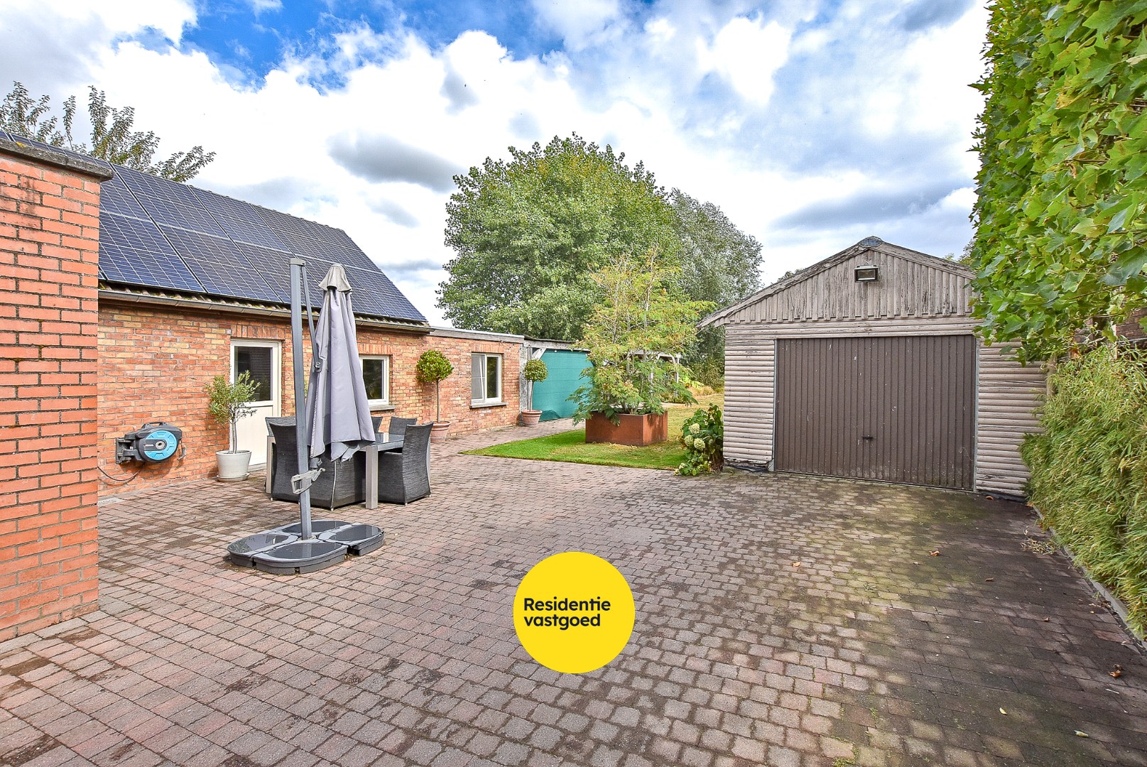 Instapklare alleenstaande woning met 4/5 slaapkamer op 2.084m² te Diksmuide! 