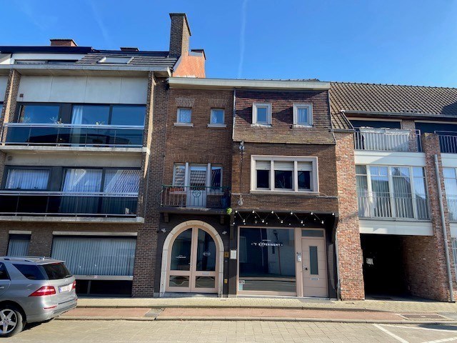 Zeer centraal gelegen opbrengsteigendom in hartje Sint-Eloois-Vijve! 