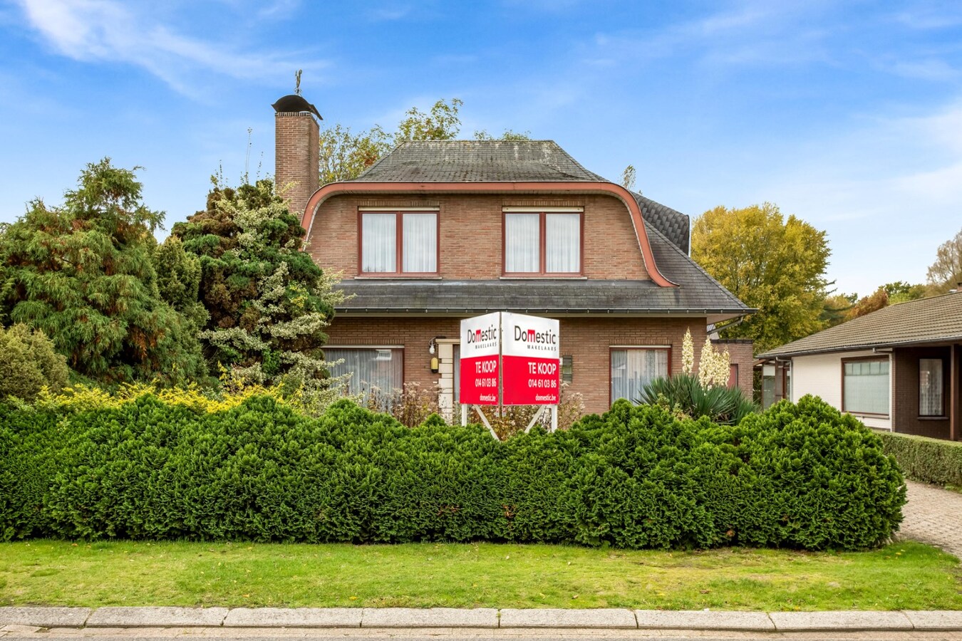 Vrijstaande woning met garage op ruim perceel in het centrum. 